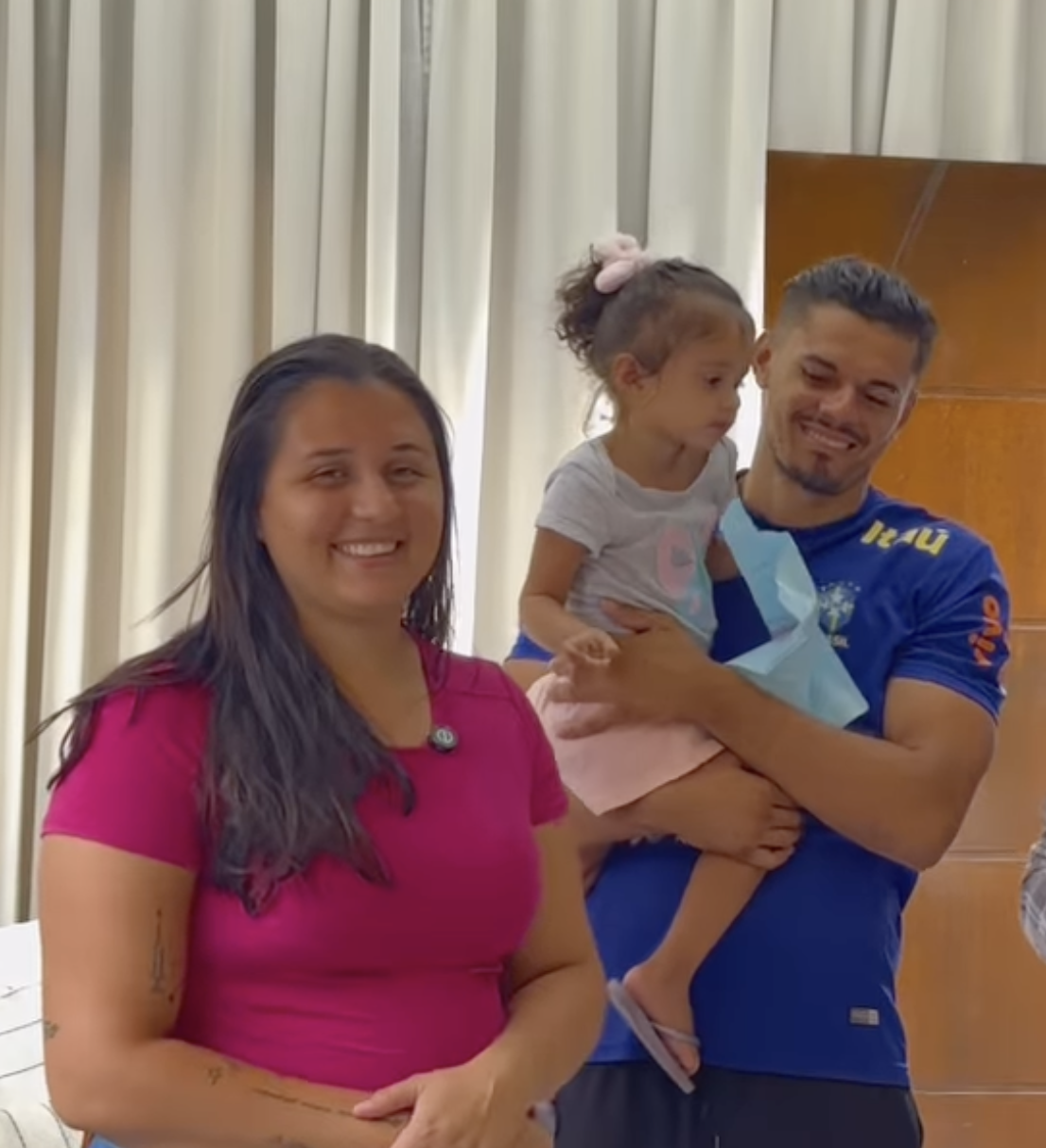 Cliente da Fiusa Construtora recebendo casa própria financiada pela Caixa